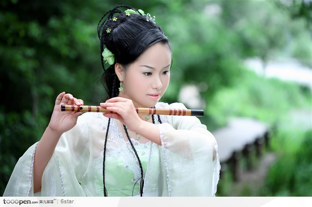 吹笛穿传统汉服的古典美女