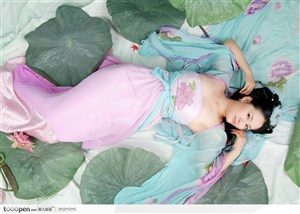 躺在地上穿传统汉服的古典美女