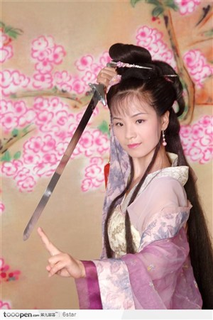 舞剑穿传统汉服的古代小姐
