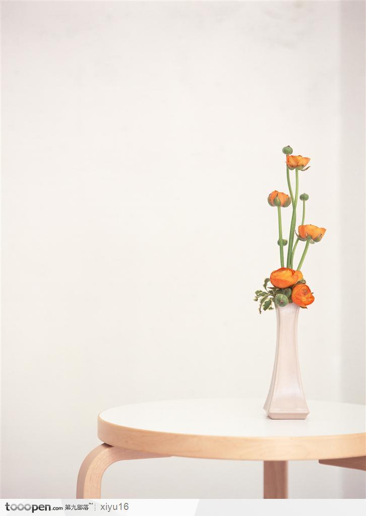 插花物语-花瓶中的橙色鲜花