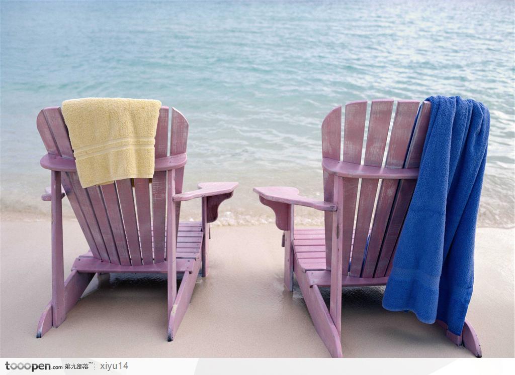 海滩休闲生活-海岸旁的沙滩椅