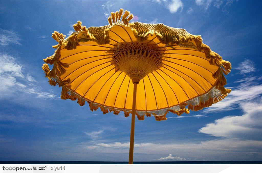 海滩休闲生活-蓝天的黄色伞