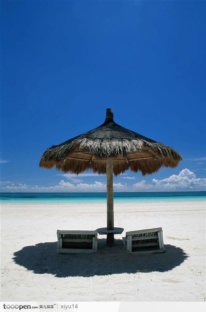 海滩休闲生活-蓝天下的沙滩椅