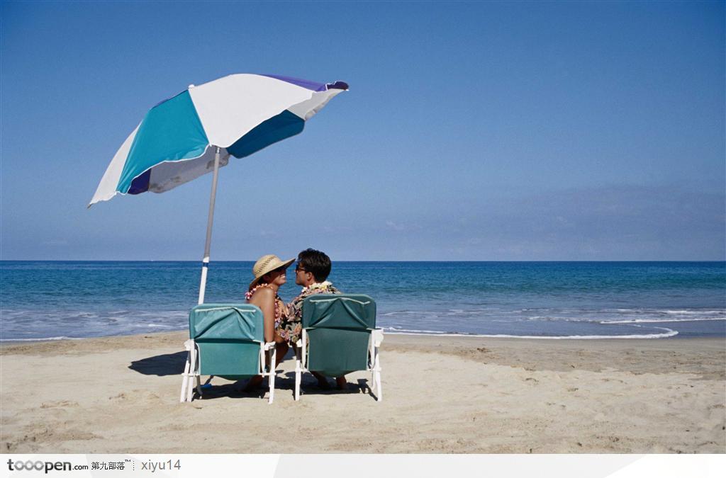 海滩休闲生活-在沙滩椅上休息的情侣