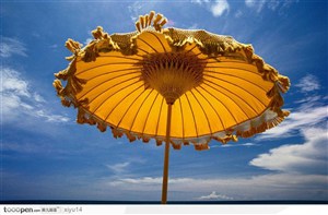 海滩休闲生活-蓝天的黄色伞