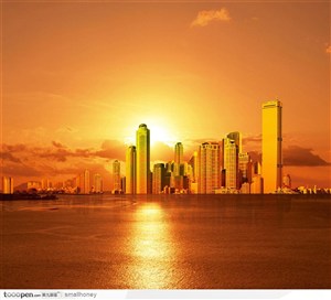 城市摄影设计图-金色天空与水的城市设计图素材