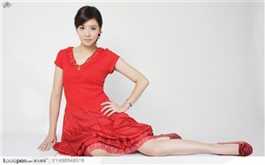 白皙肌肤美女大秀红色春季裙装