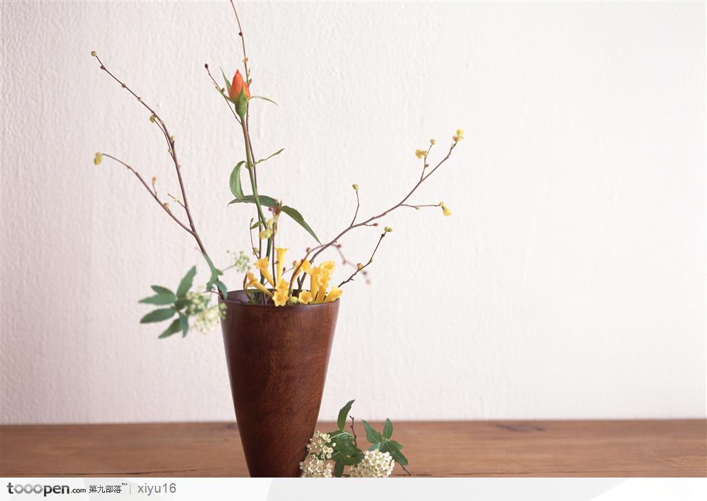 插花物语-木质花瓶中的鲜花