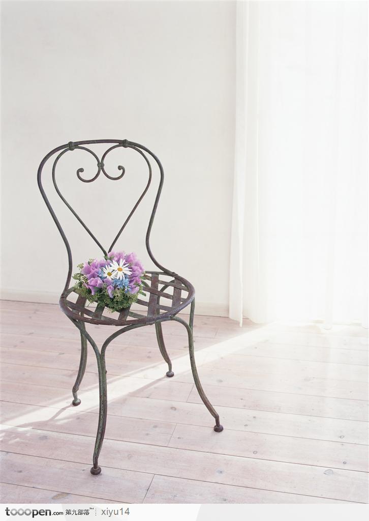 插花物语-铁艺椅子上的鲜花