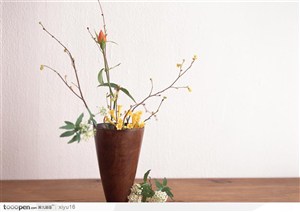 插花物语-木质花瓶中的鲜花