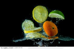 切开的柠檬掉入水中高清创意实用图片
