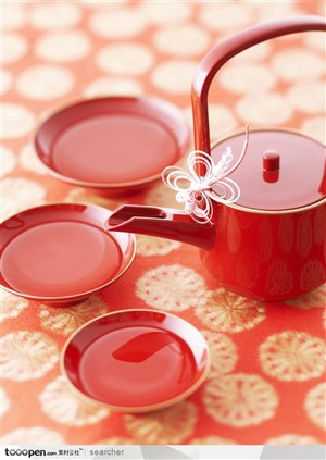 日本风格红色的茶壶和茶碗