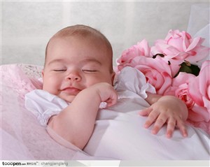 躺在鲜花旁微笑的可爱婴儿