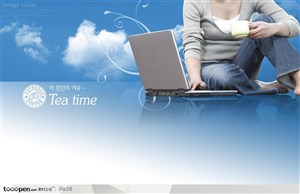 商务科技人物手拿茶杯看电脑蓝色背景广告素材