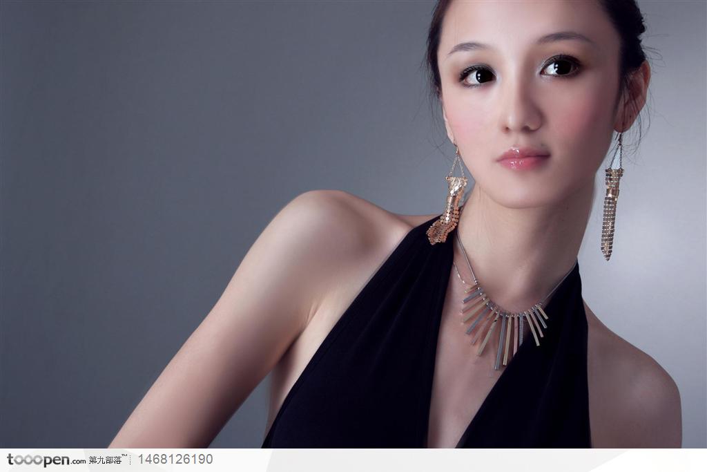 大眼睛清純美女戴耳環(huán)性感唯美寫真