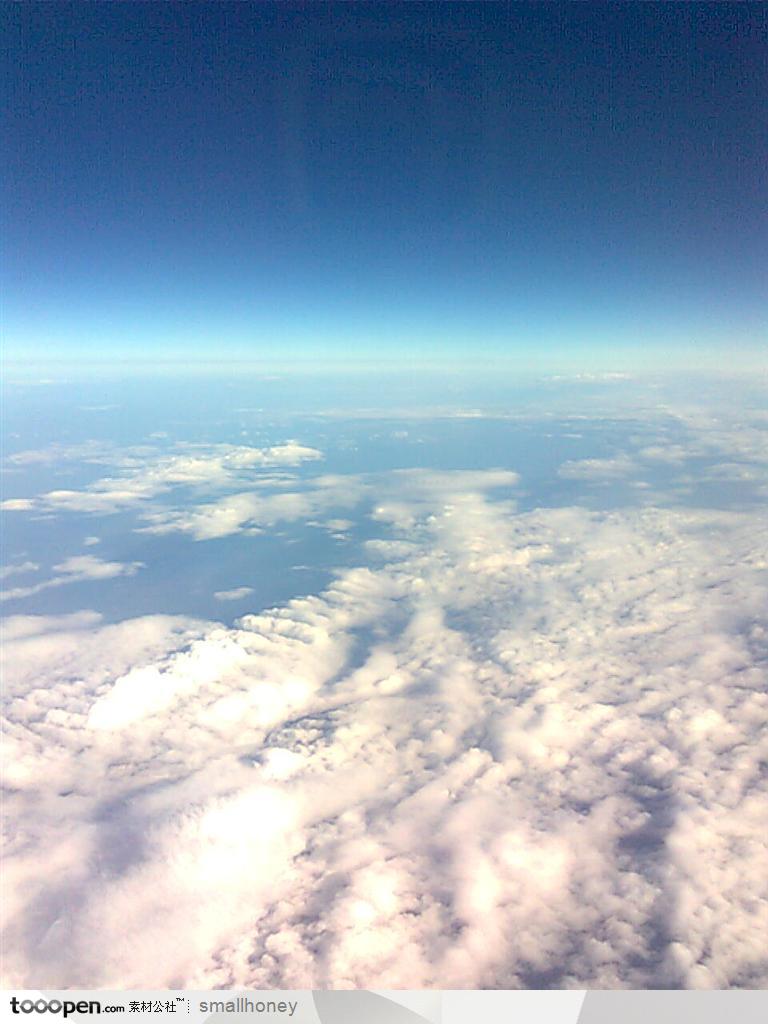 飞机上的云层天空云朵蓝天白云的素材