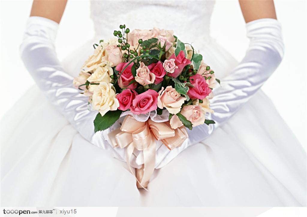 婚礼物语-握着玫瑰的新娘