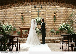 婚礼物语-教堂内对视的夫妻