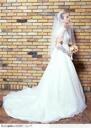 婚礼物语-砖墙前的白色婚纱