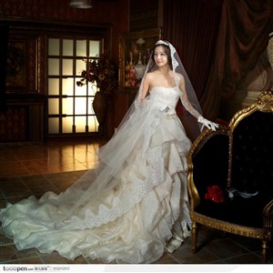 艺术婚纱摄影--站在华丽椅子边的高贵气质美女
