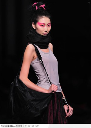 中国职业模特大赛冠军晚礼服围巾时尚包写真