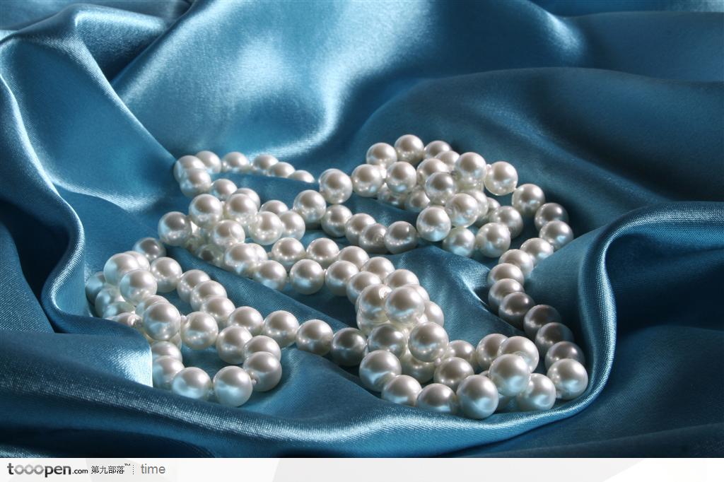 包装丝绸-蓝色精美丝绸珍珠高清图片素材