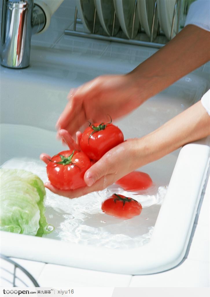 居家生活-清洗的西红柿