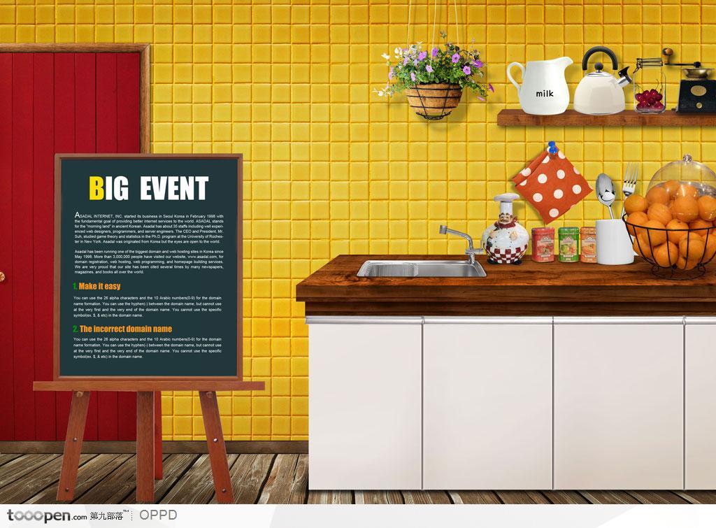 黄色壁纸开放式厨房橱柜上的水槽水果餐具和边上的黑板