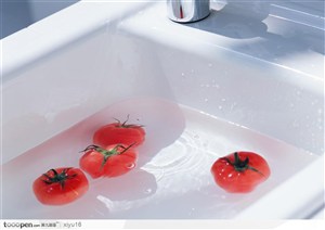 居家生活-洗菜池中的西红柿