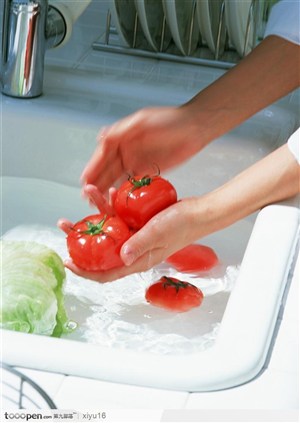居家生活-清洗的西红柿