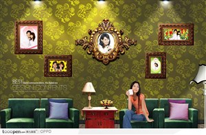褐色花纹壁纸照片背景墙射灯和四张单人沙发上坐着的女性