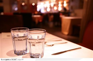 餐饮空间_桌面上两个玻璃杯