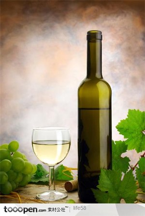 红酒葡萄酒瓶上树藤花纹环绕高清图片