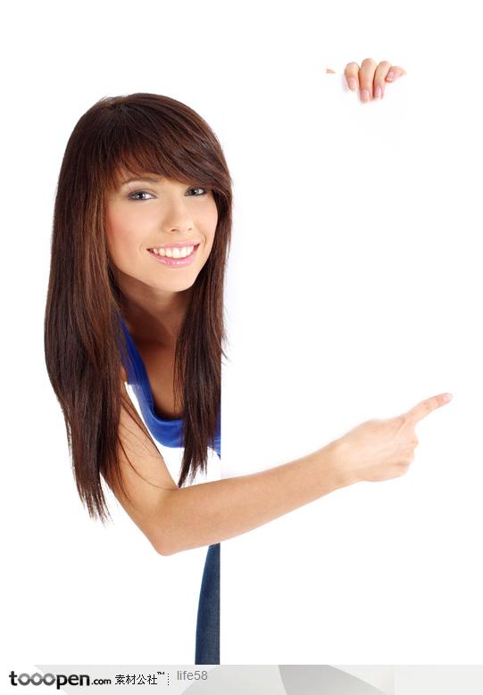 穿低胸蓝色短衫的外国美女手指广告牌高清图片