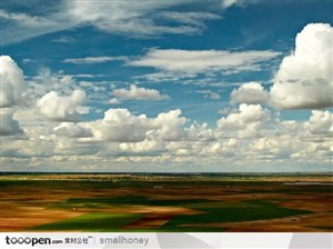 草原上云朵蓝天白云的自然风景图片素材