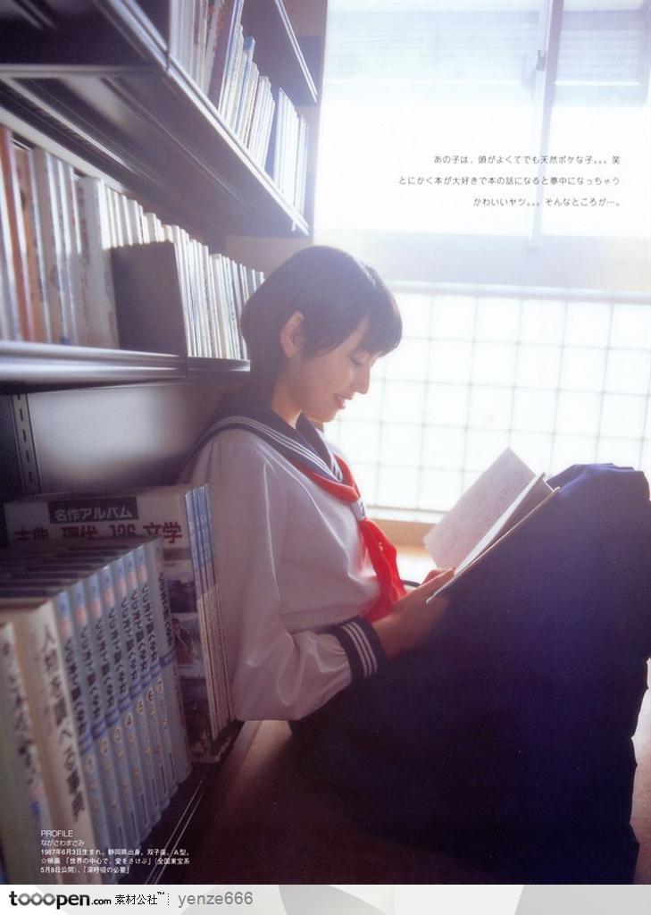 图书馆里正在看书的日本学生妹