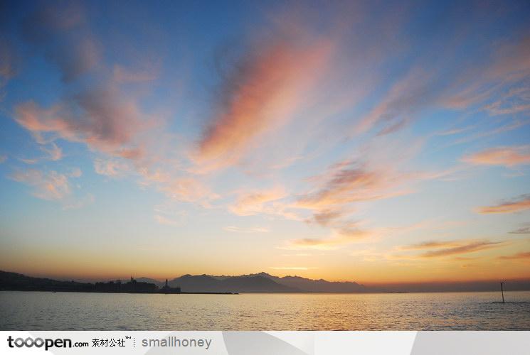 晚霞夕阳天空云朵白云下的湖泊河流