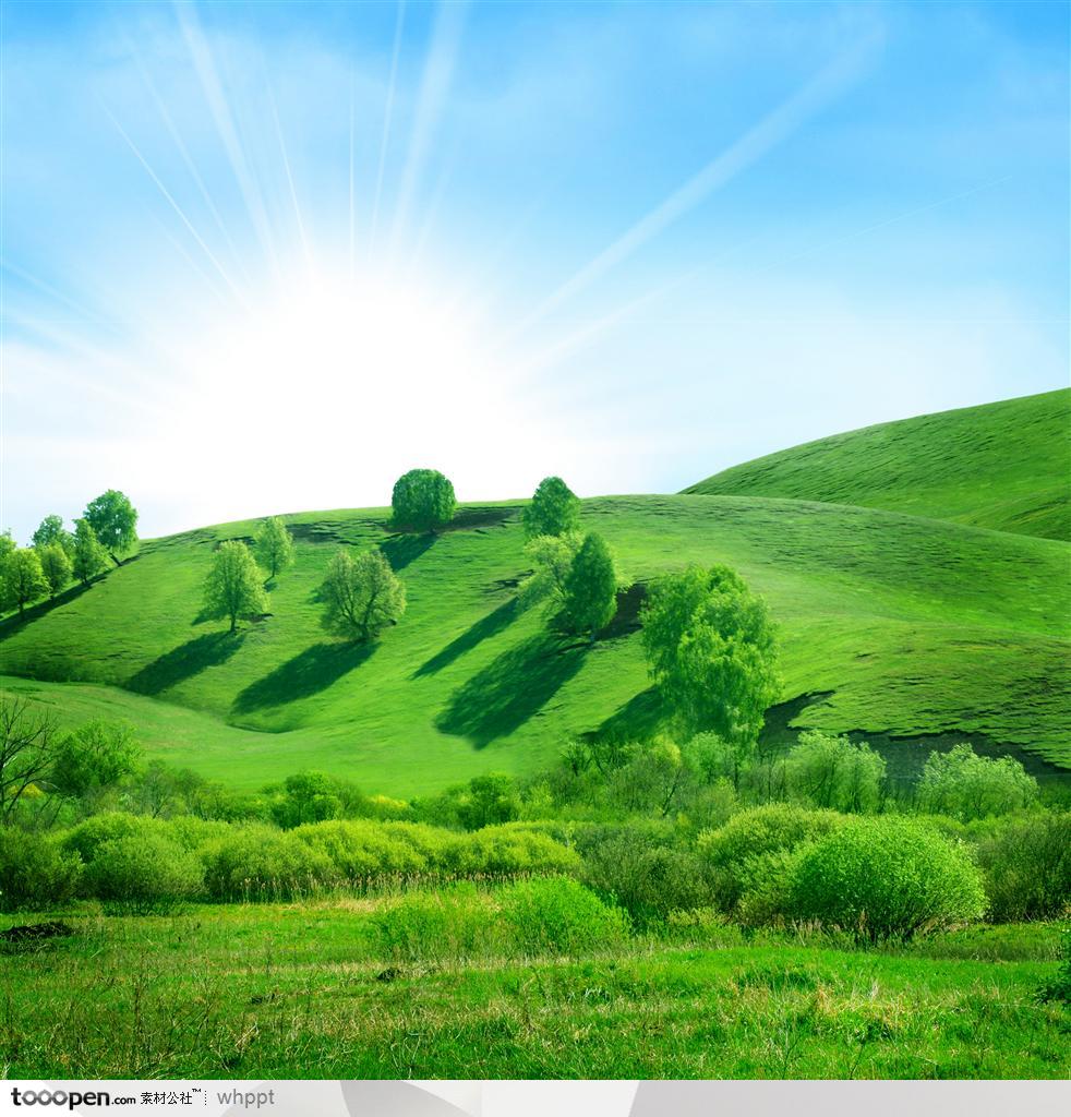 蓝天下绿色的大山山丘