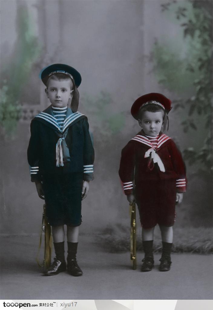 童年时光-穿水手服饰的两个儿童