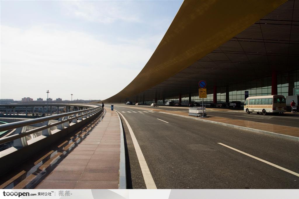 北京T3航站楼图片机场外围的士候客通道公告路