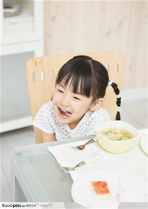 儿童营养-餐桌旁的女孩