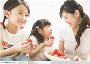 儿童营养-吃草莓的一家人