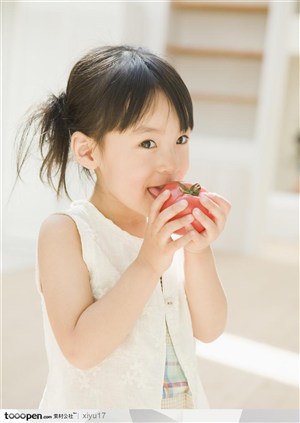儿童营养-吃西红柿的可爱女孩