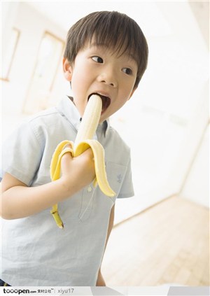 儿童营养-吃香蕉的儿童