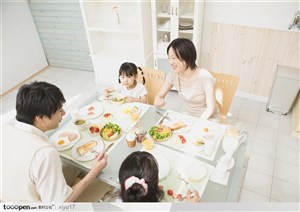 儿童营养-吃营养餐的一家人