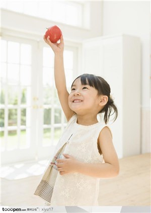 儿童营养-举着西红柿的可爱女孩