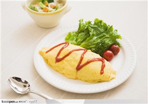 儿童营养-盘中金黄的蛋包饭生菜番茄