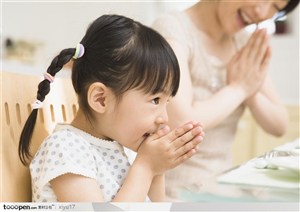 儿童营养-祈祷的可爱母女