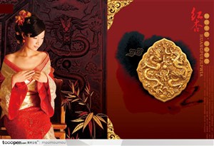 中国风-龙浮雕旁的中国传统美女