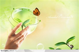 用手拿着的透明水晶泡泡包裹的嫩芽和清新绿色背景